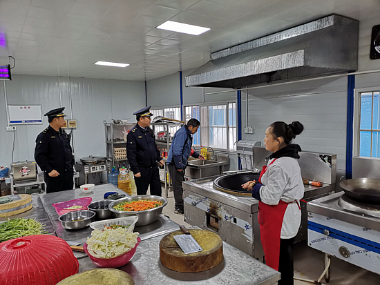4.檢查餐飲油煙設備、餐廚垃圾處理.png