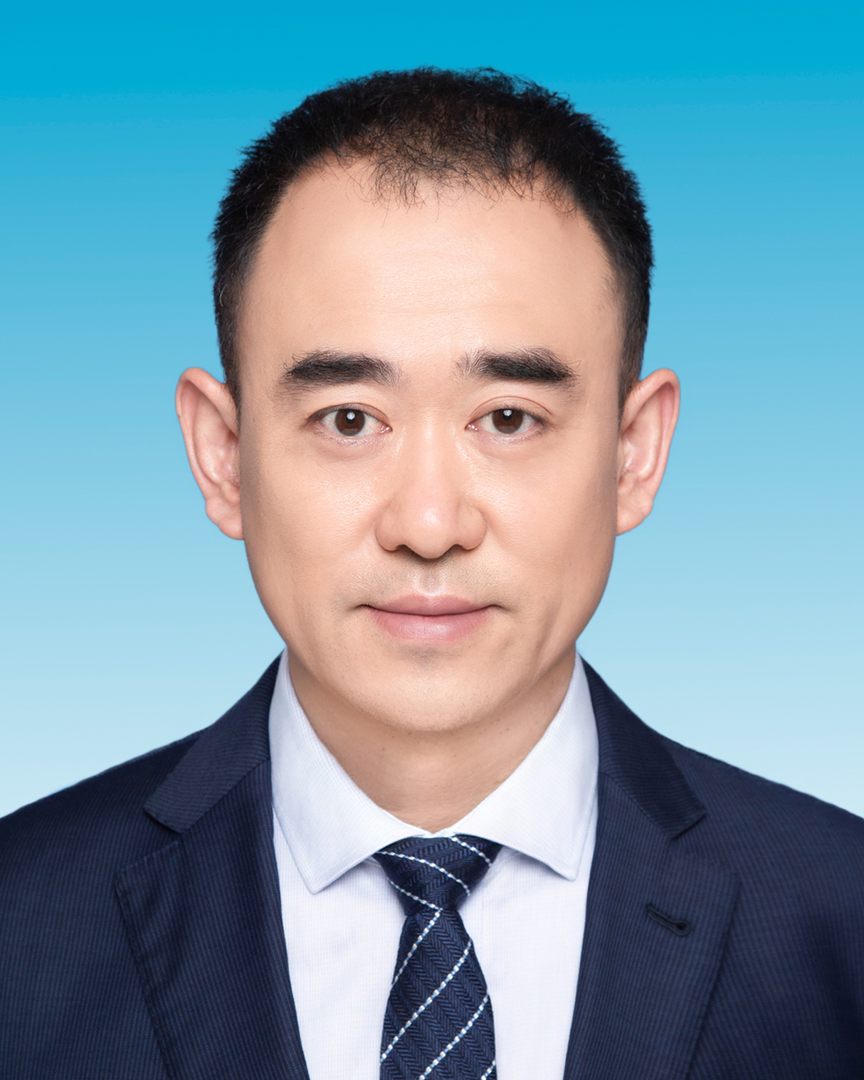 梁東