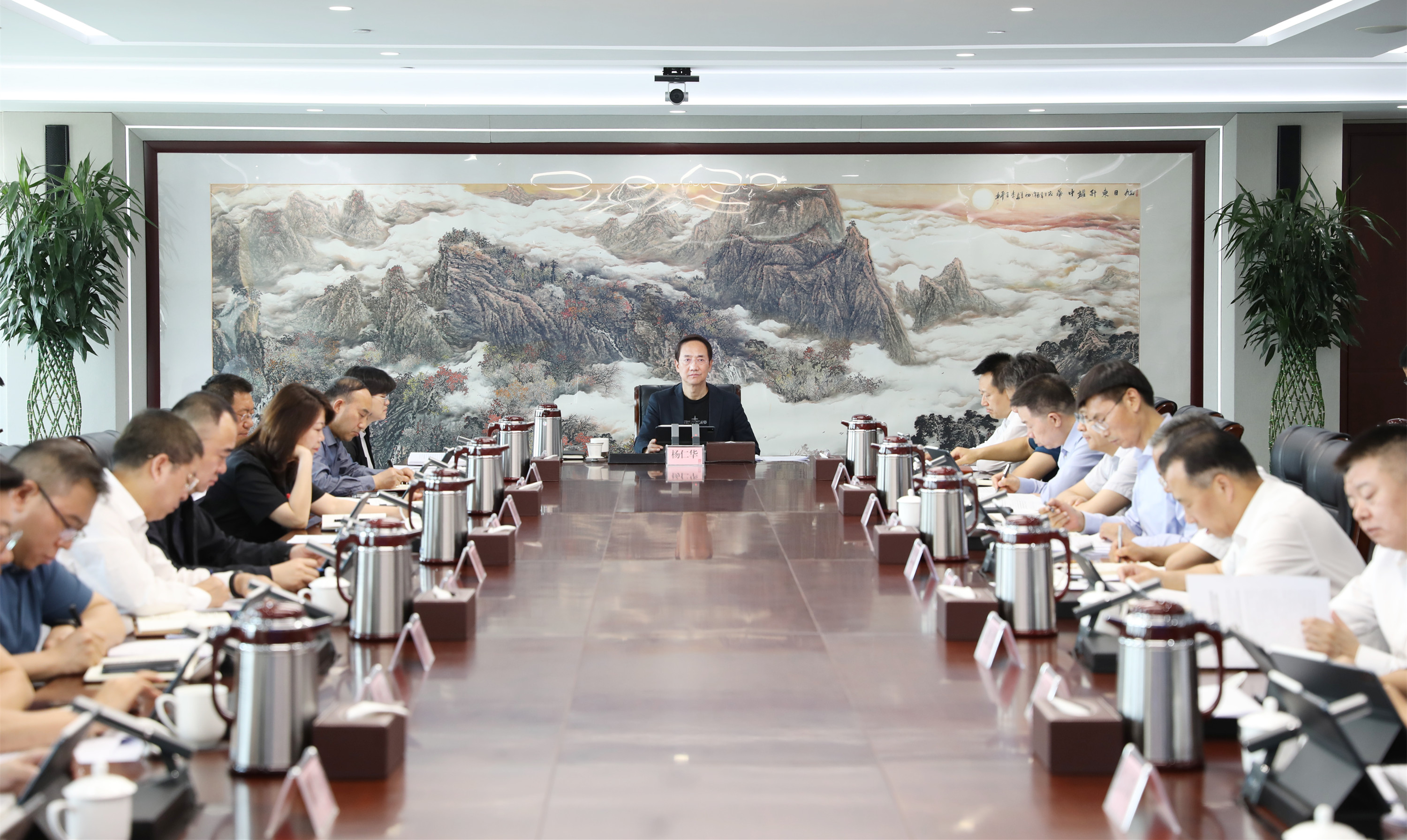 西咸新區召開黨工委會議