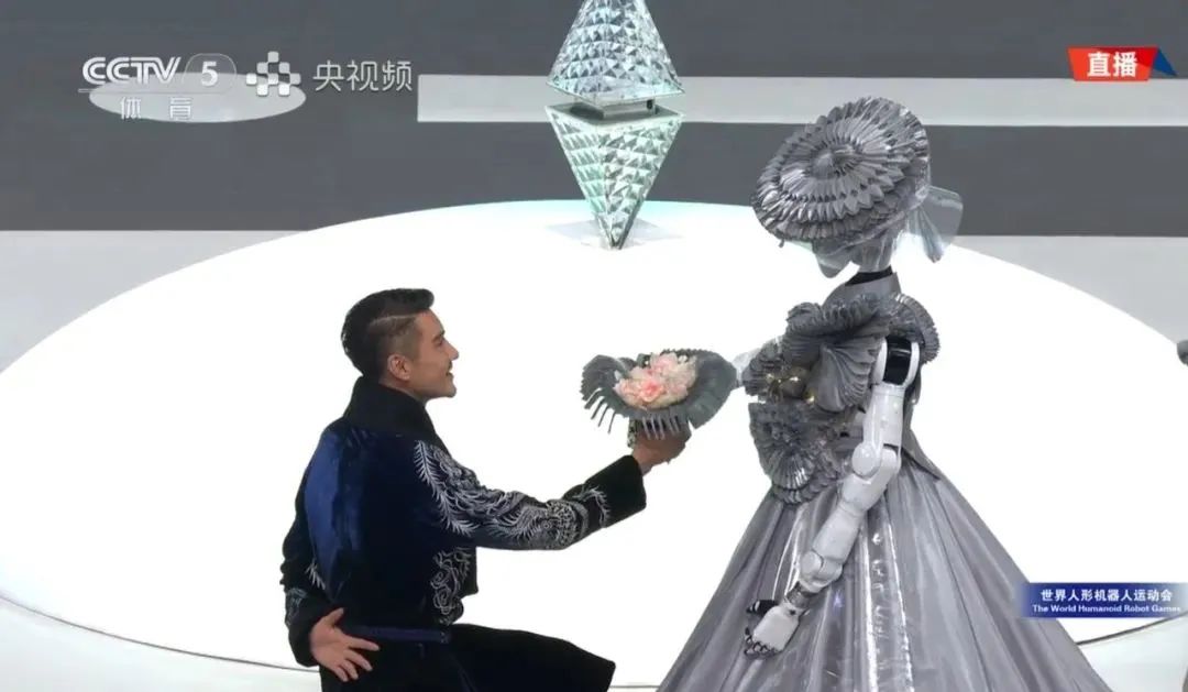 優艾智合巡霄亮相首屆世界人形機器人運動會開幕式