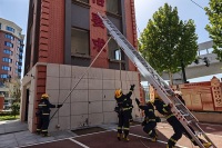 西咸新區消防救援支隊創新港消防救援站開展架設15米金屬拉梯操訓練