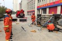 西咸新區消防救援支隊尚航七路消防救援站開展車輛破拆救援技術訓練