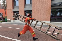 攻短板、 強技能 —— 西咸新區消防救援支隊創新港消防救援站開展60米肩梯登樓訓練